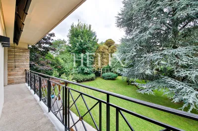 Maison d'architecte de 315 m² très élégante dans Le Vésinet à proximité du RER, elle dispose entre autre d'une salle de cinéma