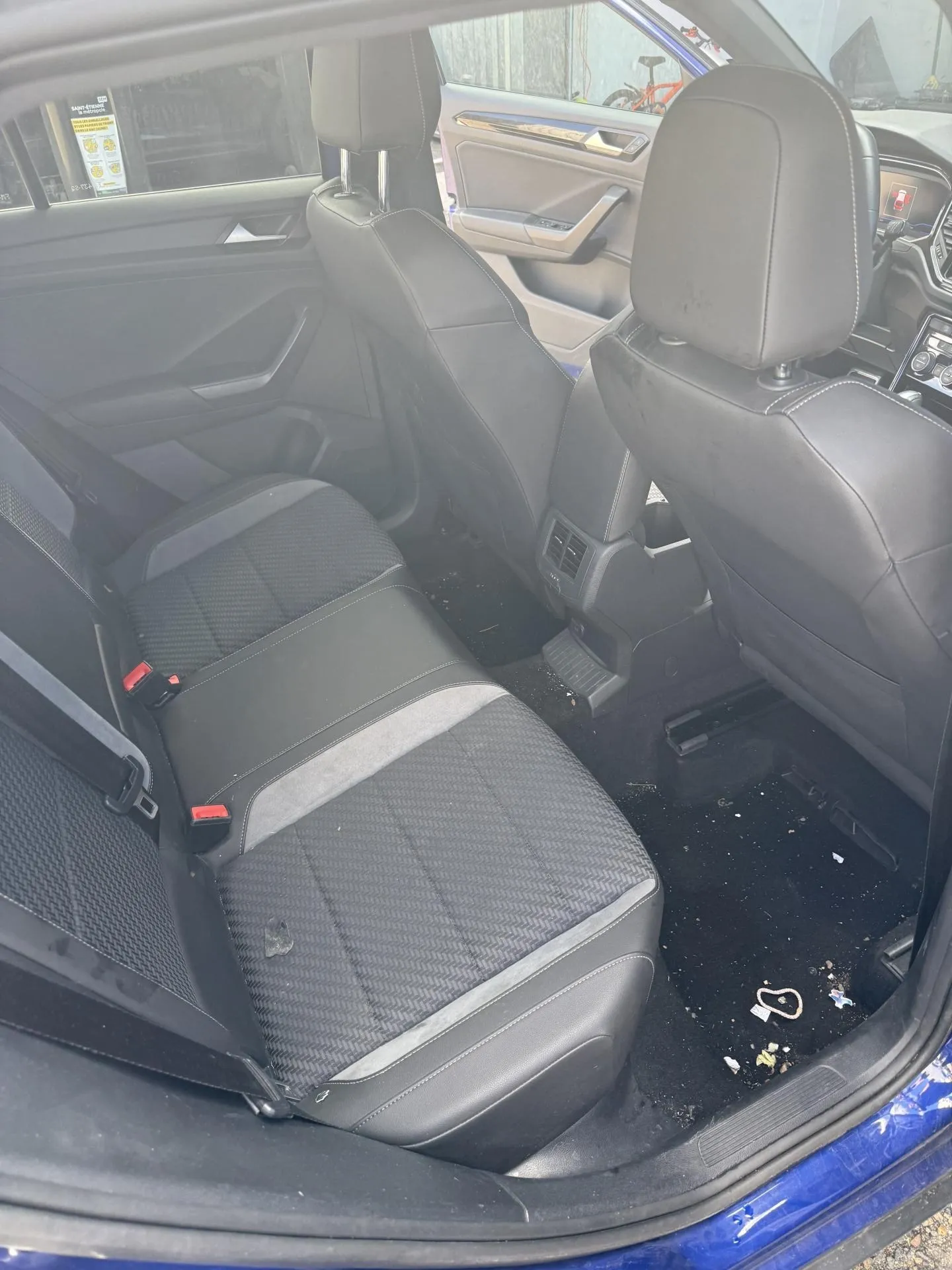 Préparation esthétique avant-vente : nettoyage complet Volkswagen T-Roc R à Andrézieux Bouthéon