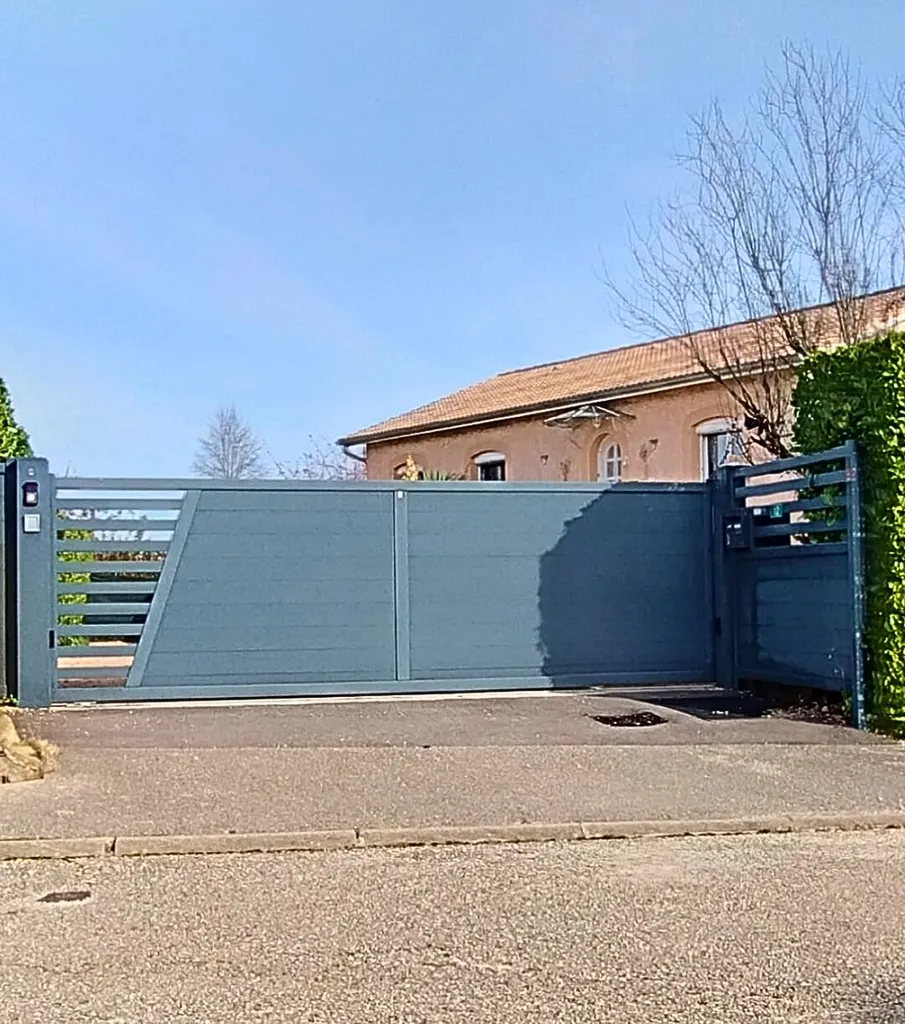 Fabrication et installation d'un portail coulissant alu avec visiophone par 3 Baies à proximité de Bourg-en-Bresse dans l'Ain (01)