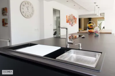 Cuisine ARMONY noire mate avec plan Dekton Sirius à Muret