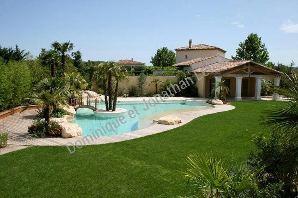 Margelles de piscine et piliers de poll house (cuisine d'été) en pierre des Estaillades (Luberon), situé au Golf du Pont Royal à Mallemort, à proximité Pertuis