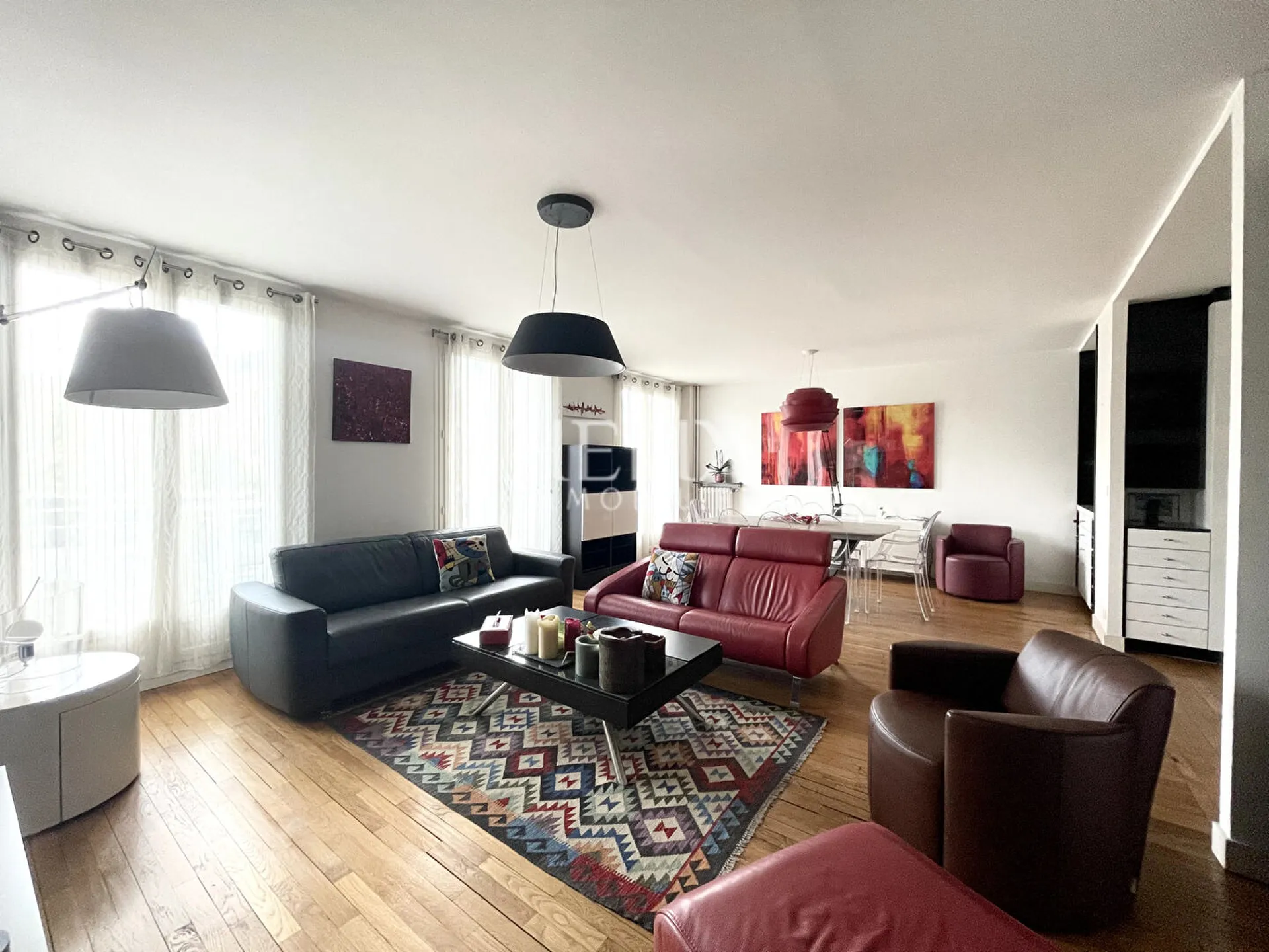 Magnifique appartement meublé traversant 3 chambres, 3 balcons, box, résidence de standing avec ascenseur et gardien, vue sur le parc du Château de Saint-Germain-en-Laye