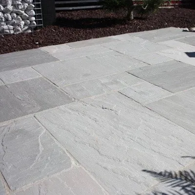 DALLAGES EXTERIEURS / TERRASSE EN PIERRE NATURELLE INDIA GRISE - KANDLA GRISE 