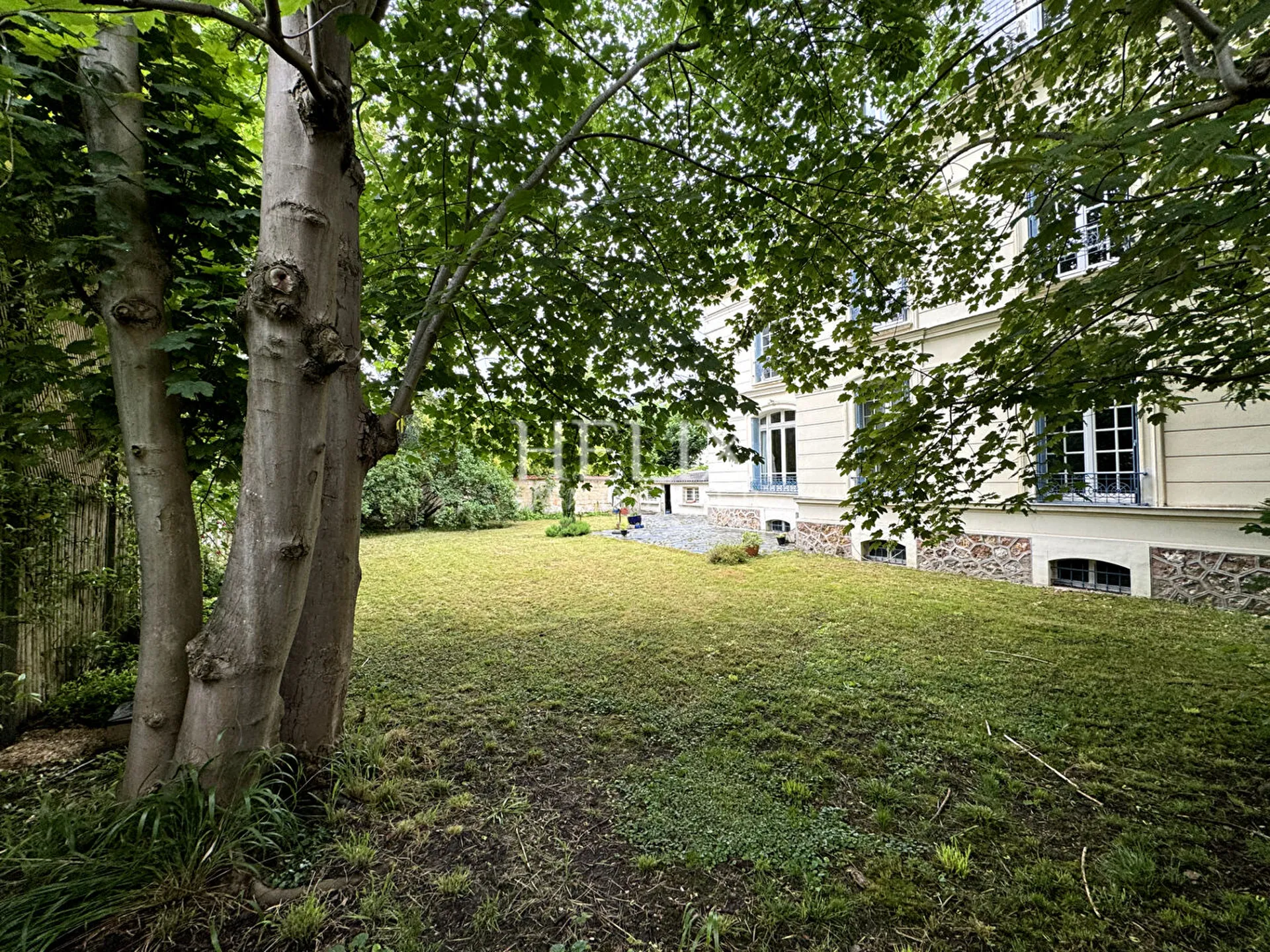 un jardin paysagé par Lacroix jardin dans une copropriété de luxe à Saint Germain