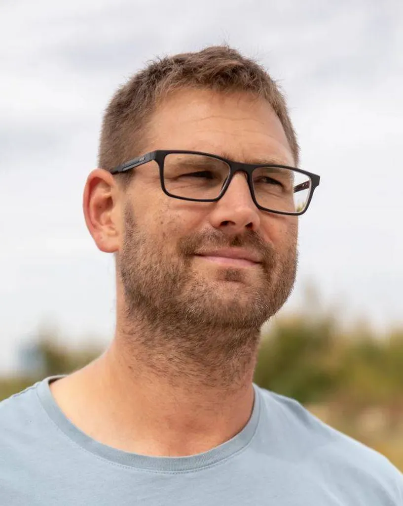 Fort de 20 ans de carrière militaire dans le génie qui m'ont permis progressivement d'évoluer de conducteur d'engins à chef de chantier, c'est tout naturellement vers les travaux de voirie que j'ai souhaité me tourner à la fin de mon contrat.  Mes dernièr