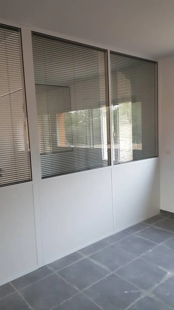 Cloisons amovibles semi-vitrées sur ossature aluminium à La Ciotat
