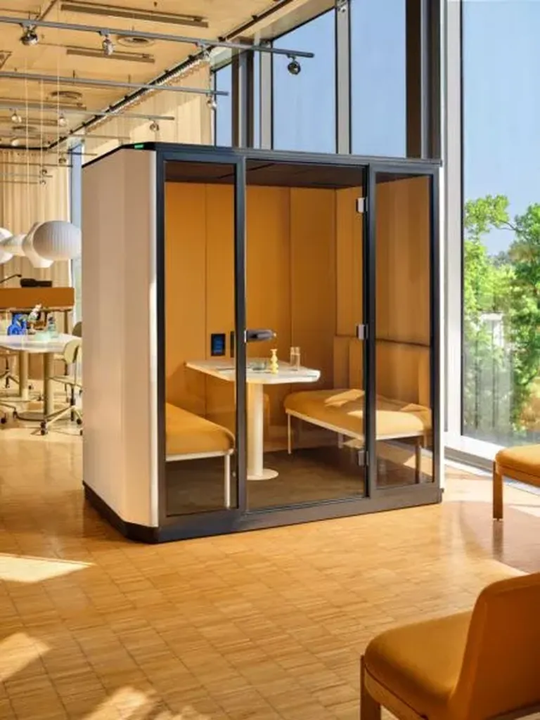 Cabine acoustique Calo 4 personnes spacieuse et isolante en région PACA : idéale à Marseille, Aix-en-Provence et Toulon pour réunions confidentielles