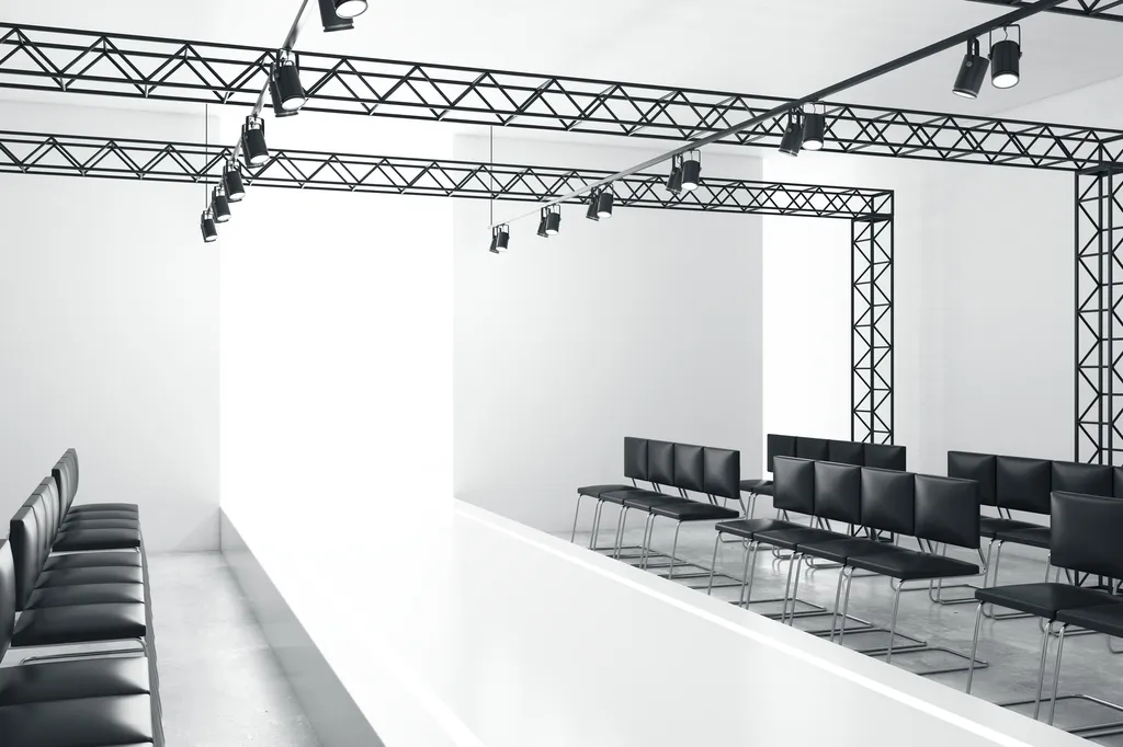 Production défilé prêt-à-porter avec scénographie runway innovante et relations presse mode pour visibilité médiatique optimale en Provence