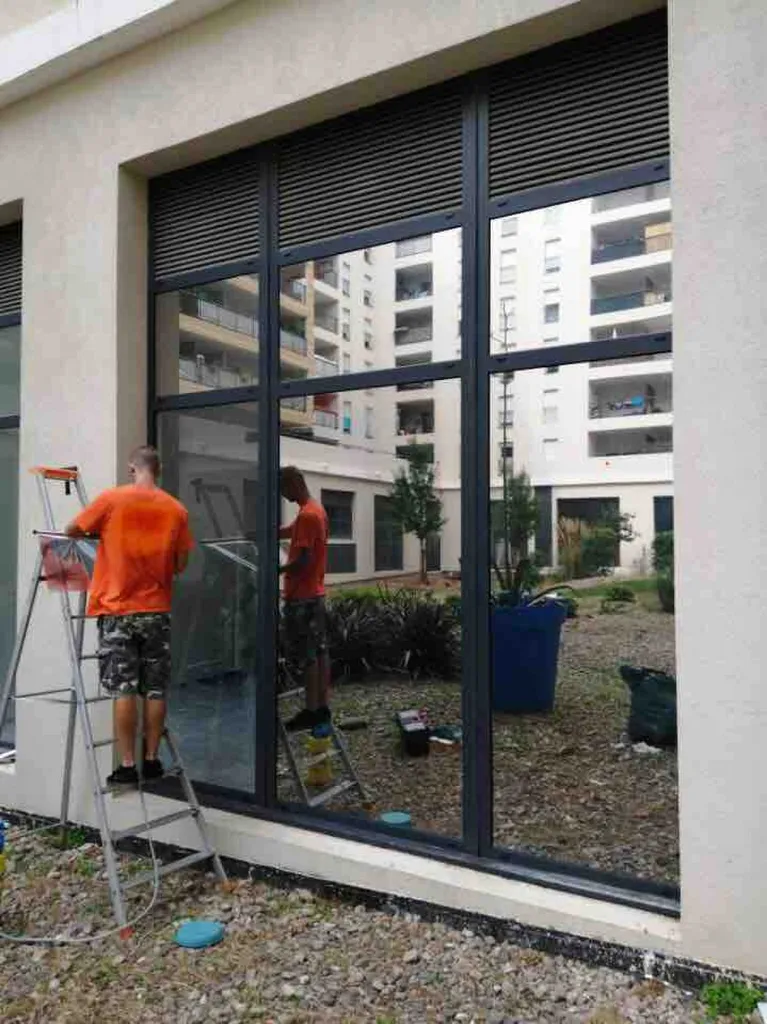 Pose de film miroir sans tain anti vis à vis à Marseille 13000