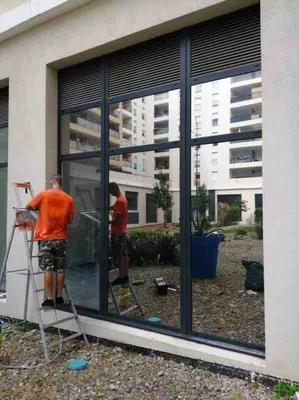 Pose de film miroir sans tain anti vis à vis à Marseille 13000