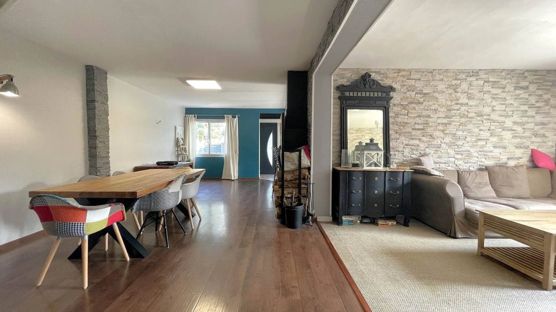 Longère à vendre avec chambres à l'étage** : À l'étage, trois chambres, dont deux en enfilade, et un WC indépendant pour accueillir famille et amis.