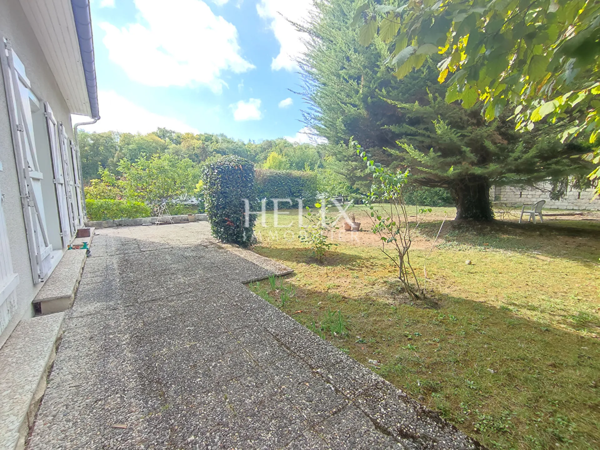 Maison familiale de 130 m2 sur 937 m2 de terrain comprenant 5 chambres, un grand double séjour et un sous-sol