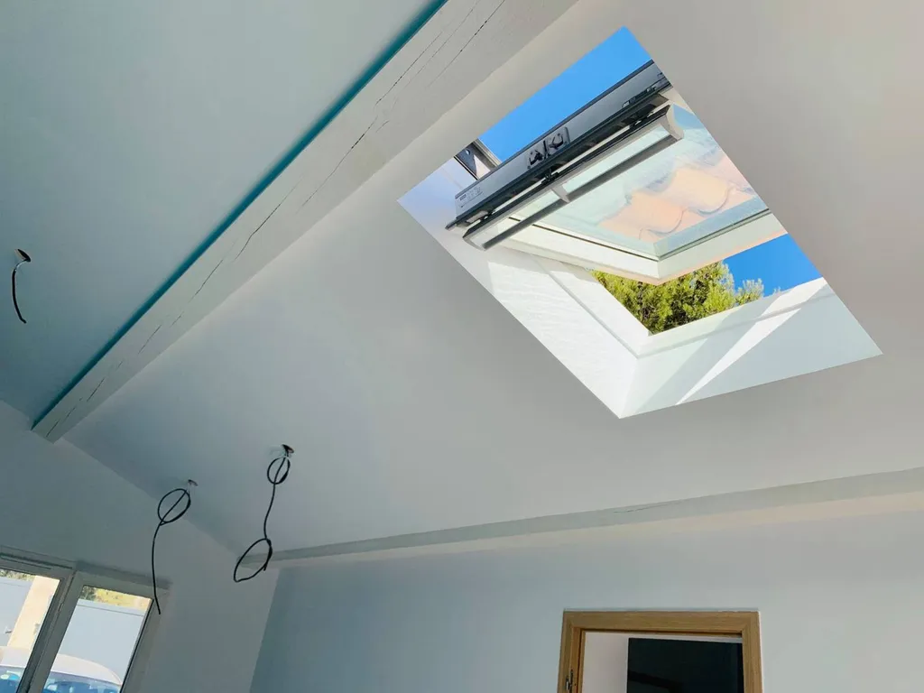 mise en place d'une fenêtre de toit VELUX à ensues-la-redonne