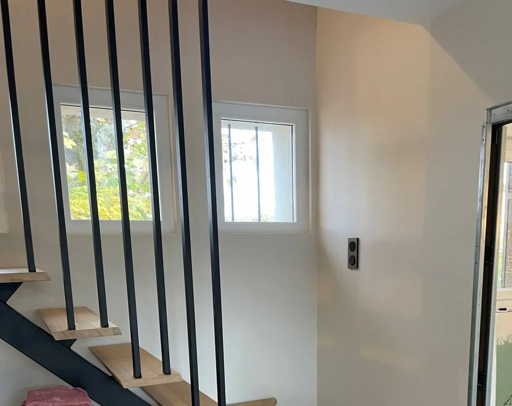 Nouvelle fenêtre avec isolation thermique intérieure (ITI) permettant d’améliorer l’isolation et le confort dans une maison à Belleville-en-Beaujolais (Rhône 69)