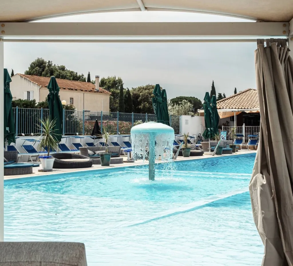 Repas au bord d'une piscine au restaurant de Pernes-les-Fontaines