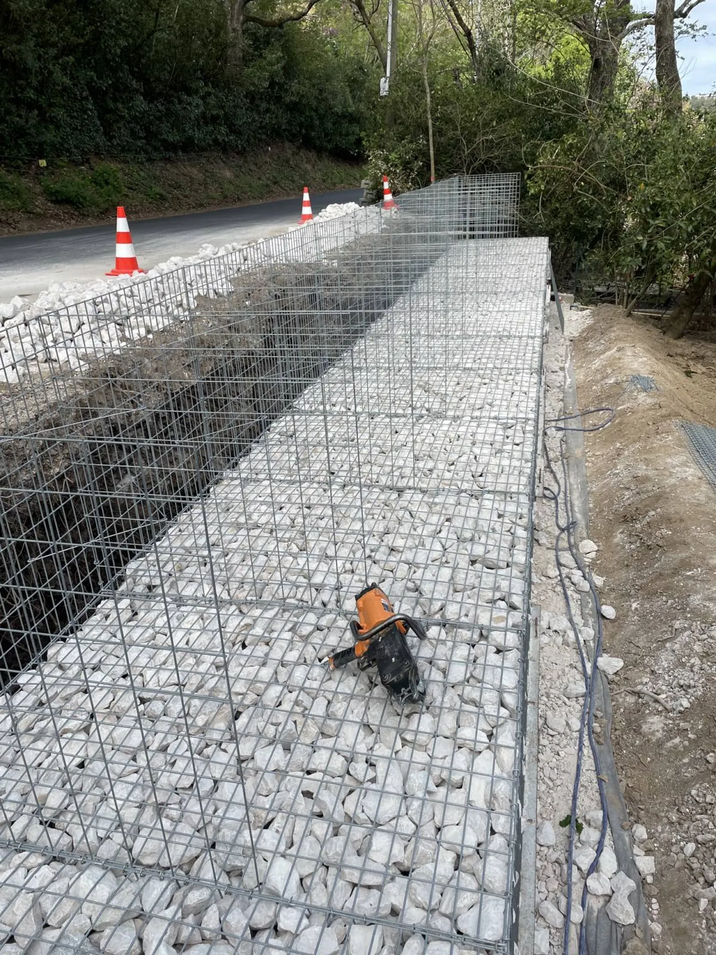 construction et remplissage d'un mur en gabion de 2mh x 20ml