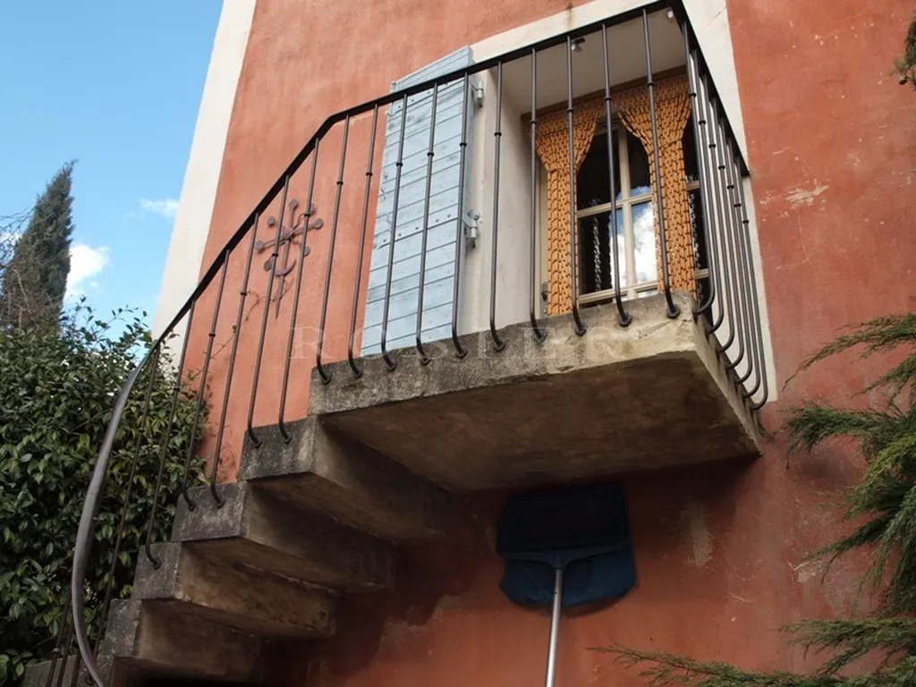 A vendre dans le Comtat Venaissin,  dans un village très animé,  maison bougeoise pleine de charme avec jardin et piscine 
