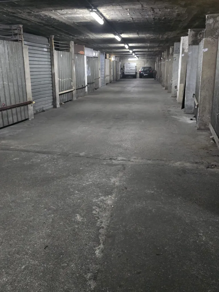 Entretien parking et sous-sol de copropriété par balayage manuel et mécanique dans les Bouches-du-Rhône