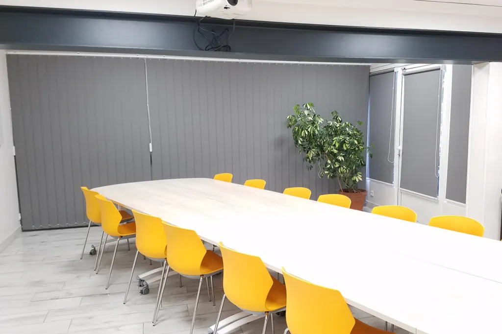 Transformation d’une salle de réunion à Mollégès avec table modulable Fold, chaises Frill jaunes et panneaux acoustiques Serenity personnalisés pour OMAG