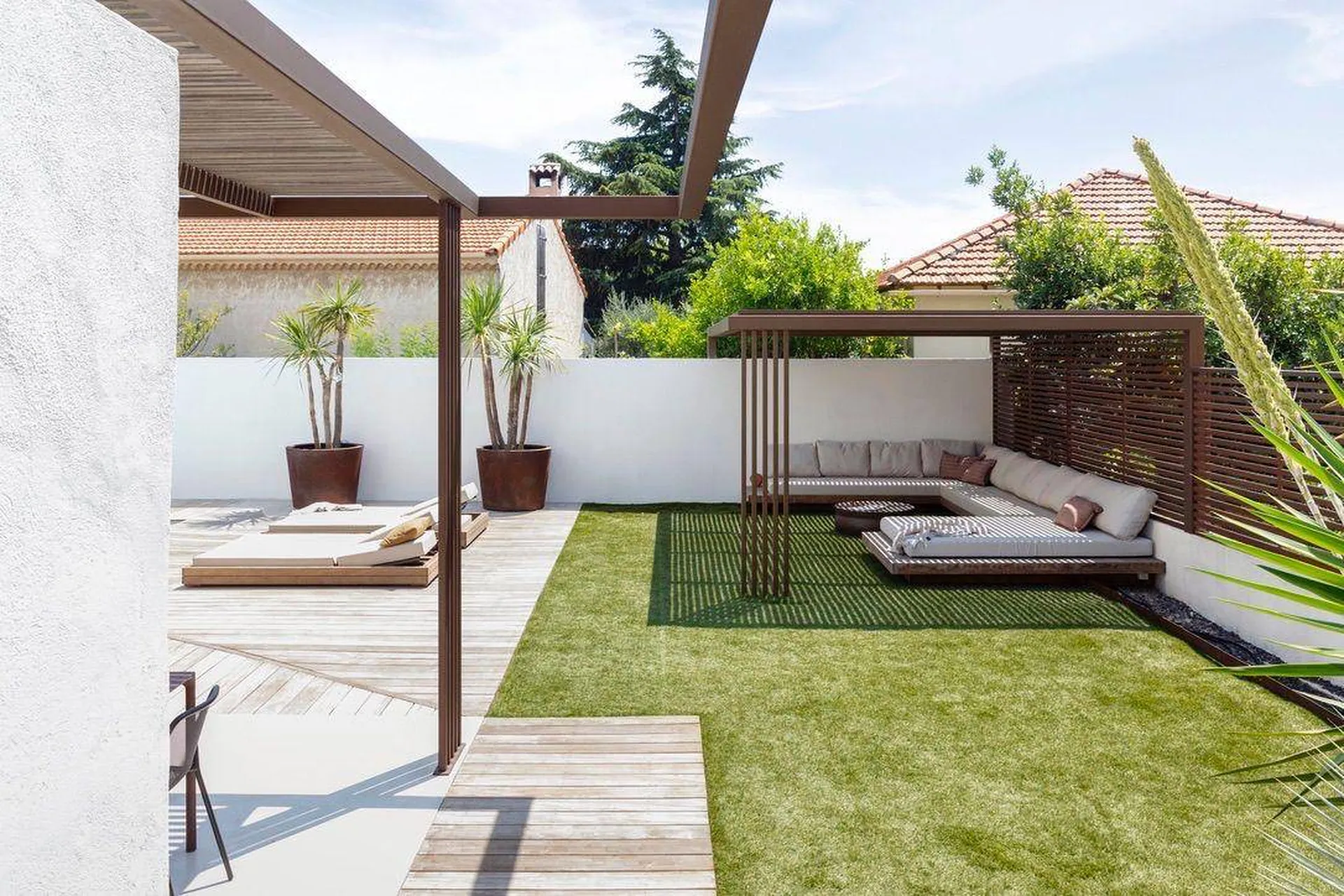 Pergola en acier et bois sur mesure : l’expertise artisanale de l’Atelier du Ferronnier