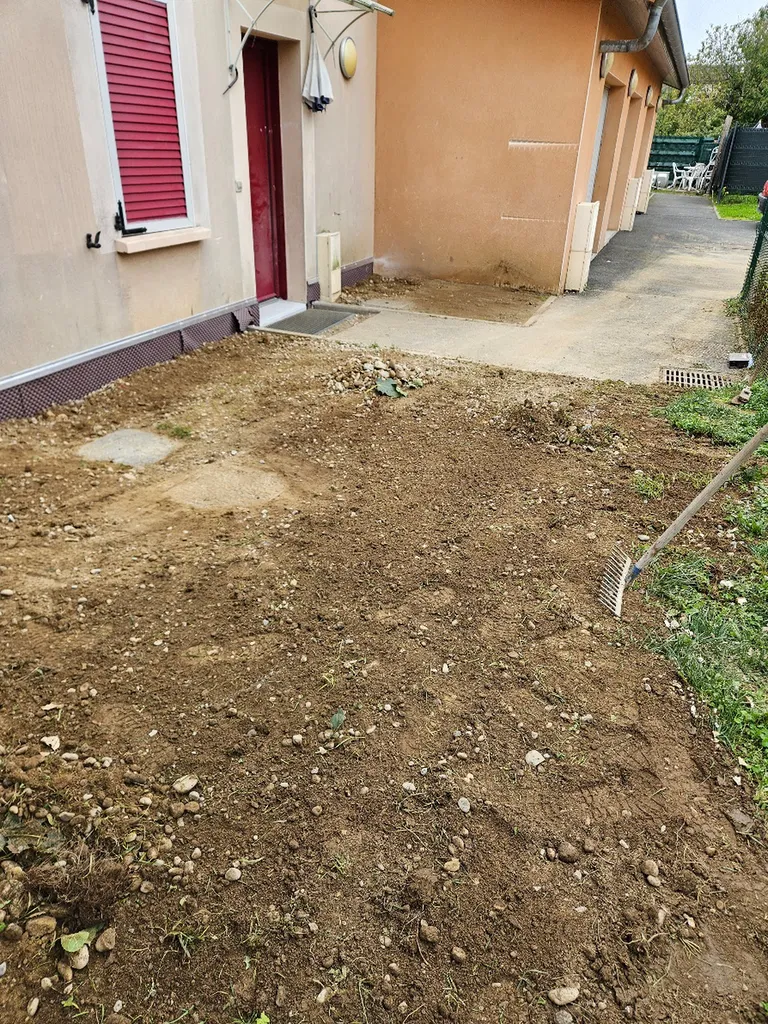 Terrassement au tour de une maison, pose d'une étanchéité avec delta MS et solin pour éviter les problèmes de remonter capillaire sur la commune de Mions près de Lyon 
