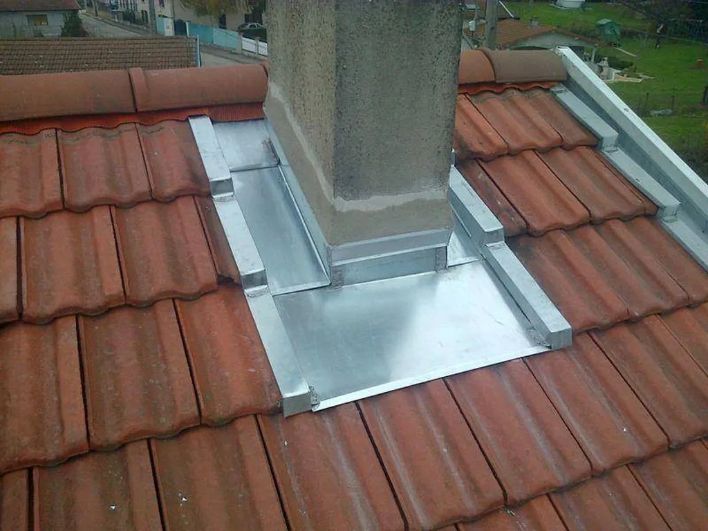 Réparation de fuite au pied de cheminée à La Celle-Saint-Cloud : remplacement complet du solin et reprise des soudures en zinc