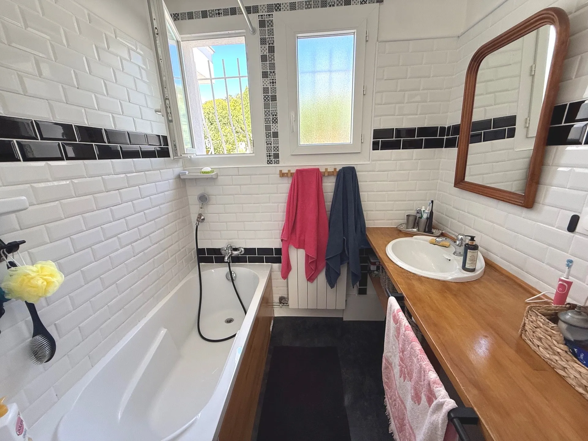 Vente - Carnoux en Provence Villa de Type 4 en excellent état, édifiée sur une terrain plat paysager de 1235m² et située proche du centre ville.