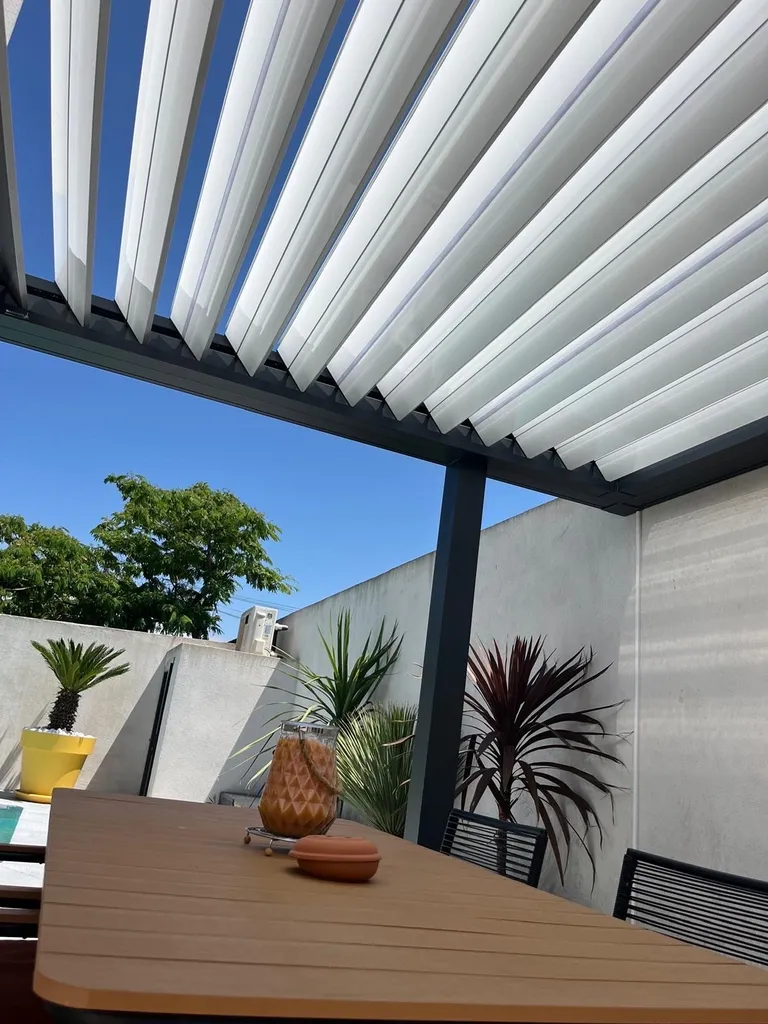 Installation d’une Pergola Marquises Modèle Open avec Poteaux Décalés à Châteauneuf-les-Martigues