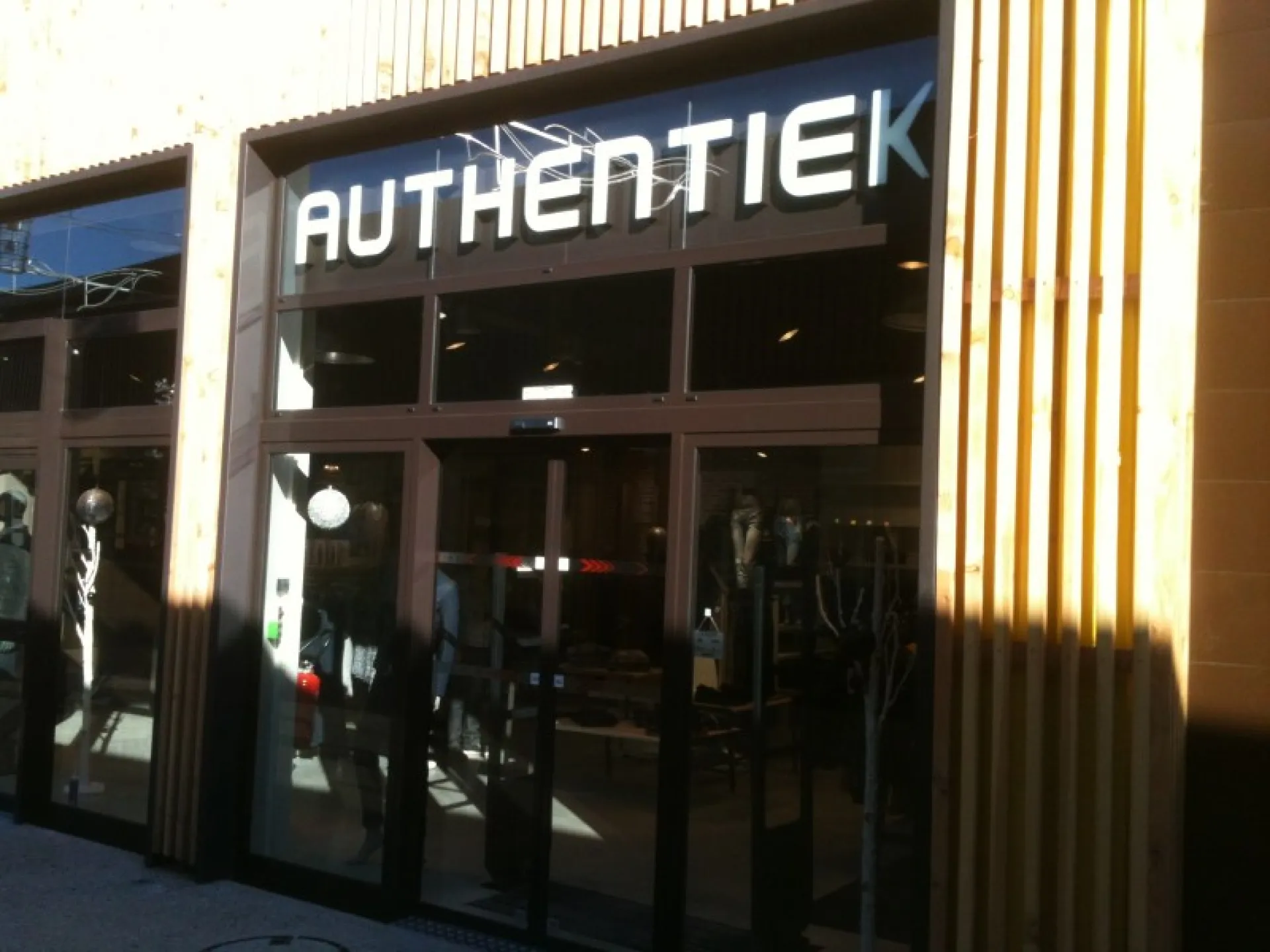 Devanture de magasin en menuiserie alu près de Marseille