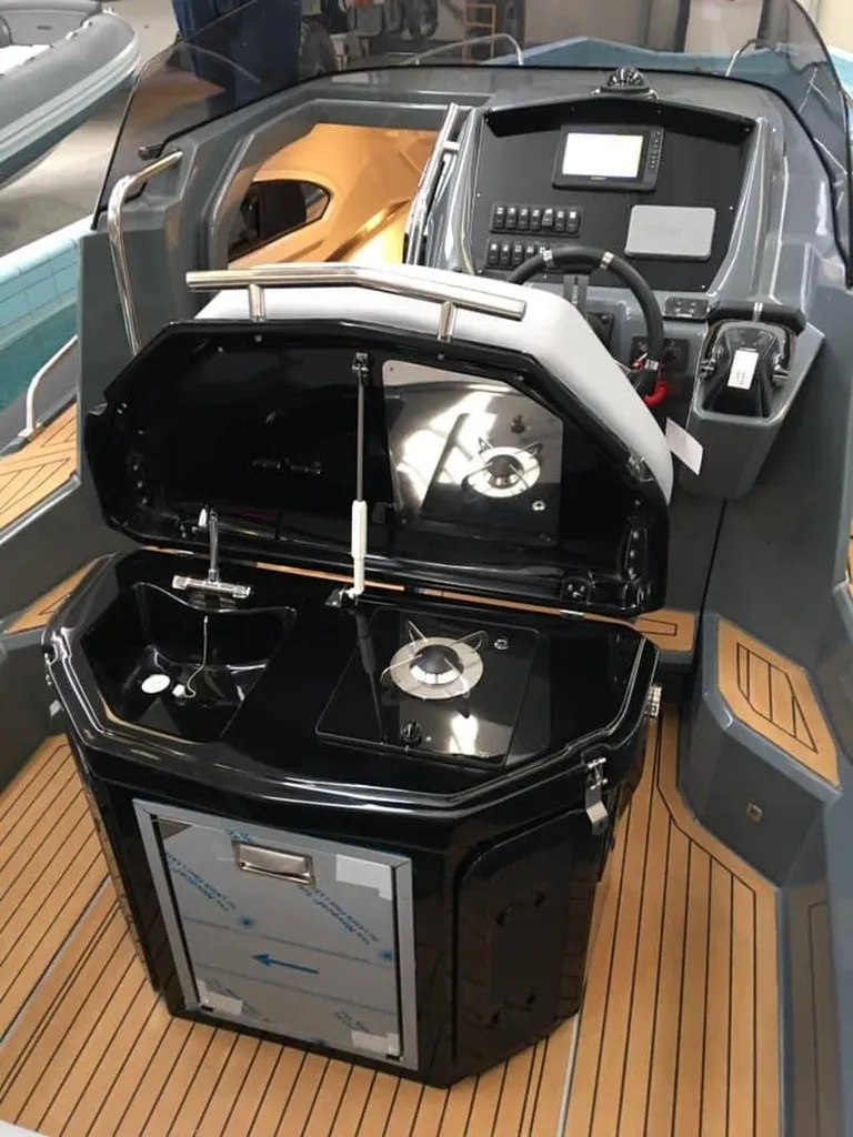 Semi-rigide habitable avec cuisine Soleil 33 avec cuisine Bandol Var