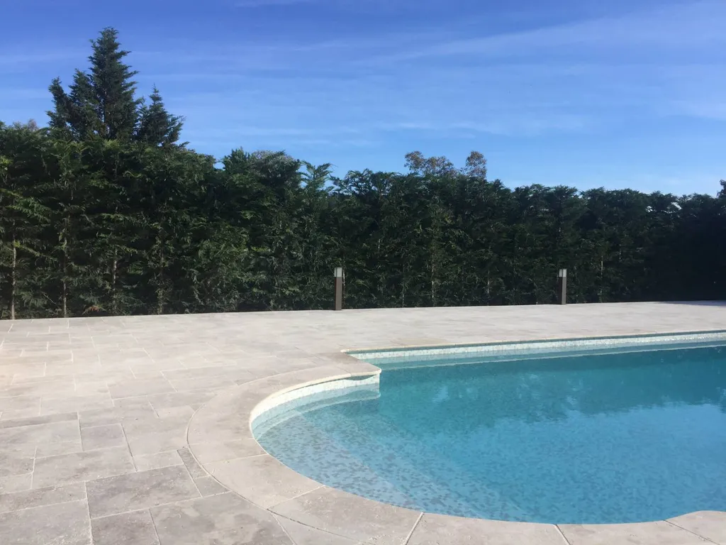 Travertin Classic - Une terrasse extérieure éblouissante