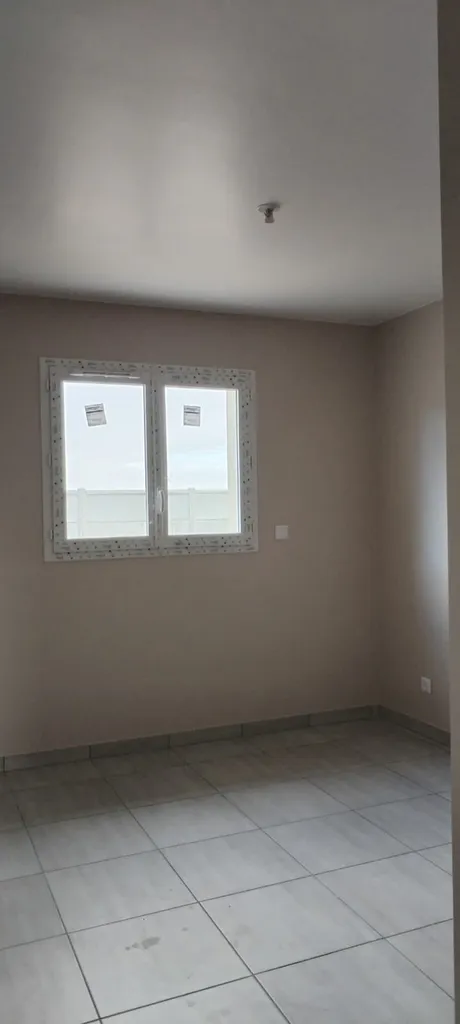 Pavillon neuf de plein pied finition velours au pistolet airless avec ces murs de couleurs près d' ÉVREUX 