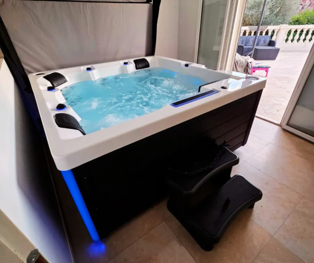 Installation et pose Spa thérapeutique cinq places avec deux allongées à St Siffret proche Uzès et St Maximin