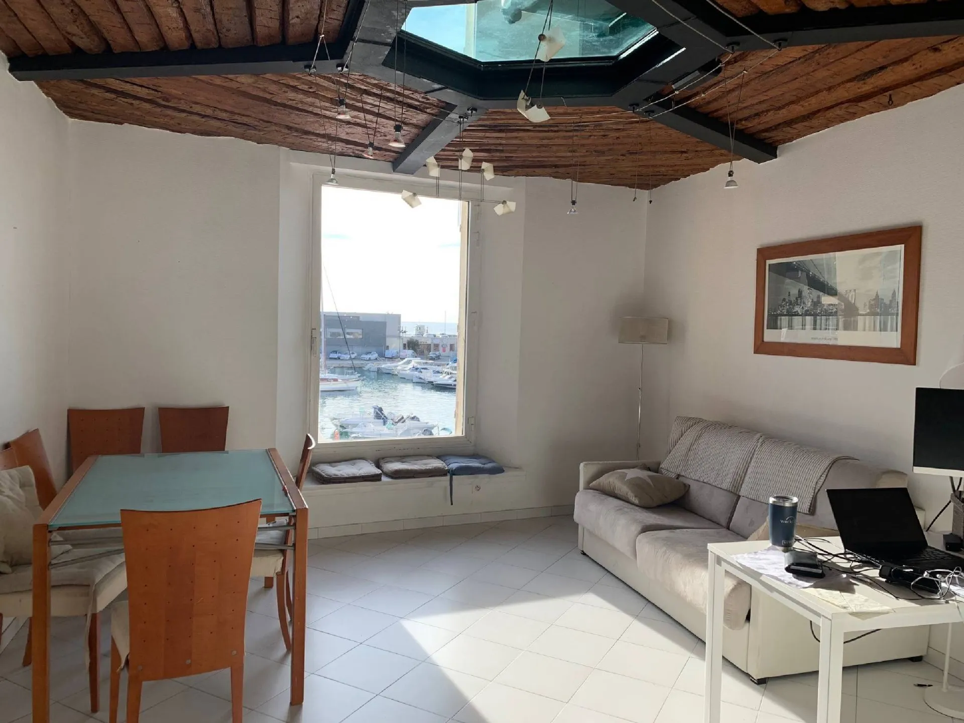 Vue panoramique dans salon maison de village à vendre à cassis