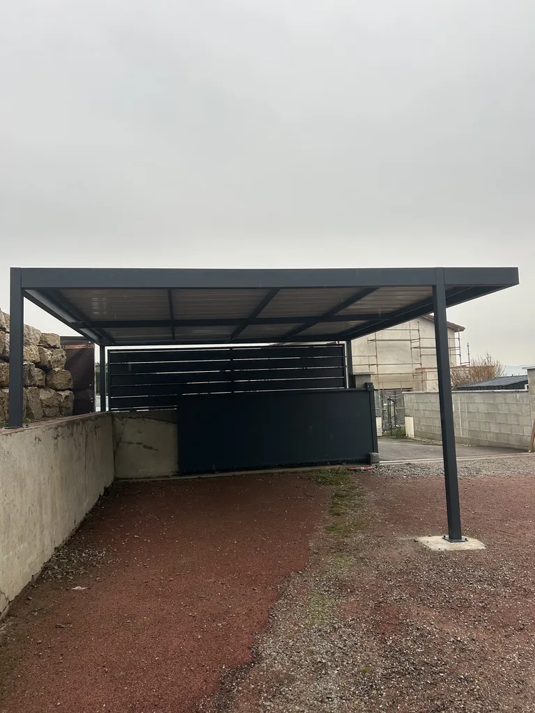 fabrication d’un carport en acier avec toiture bac acier et brise sur mesure , gris anthracite , à Craponne proche de Lyon 