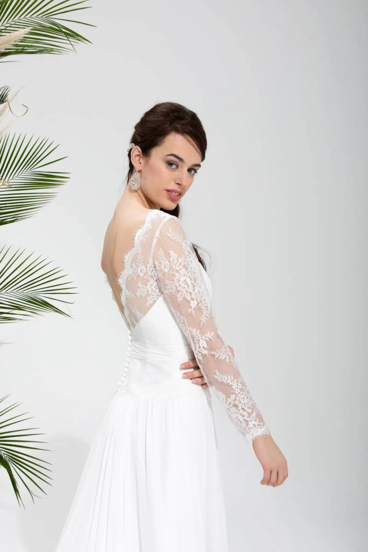 ROBE DE MARIEE MANCHES EN DENTELLE SAPHIA EGLANTINE MARSEILLE .