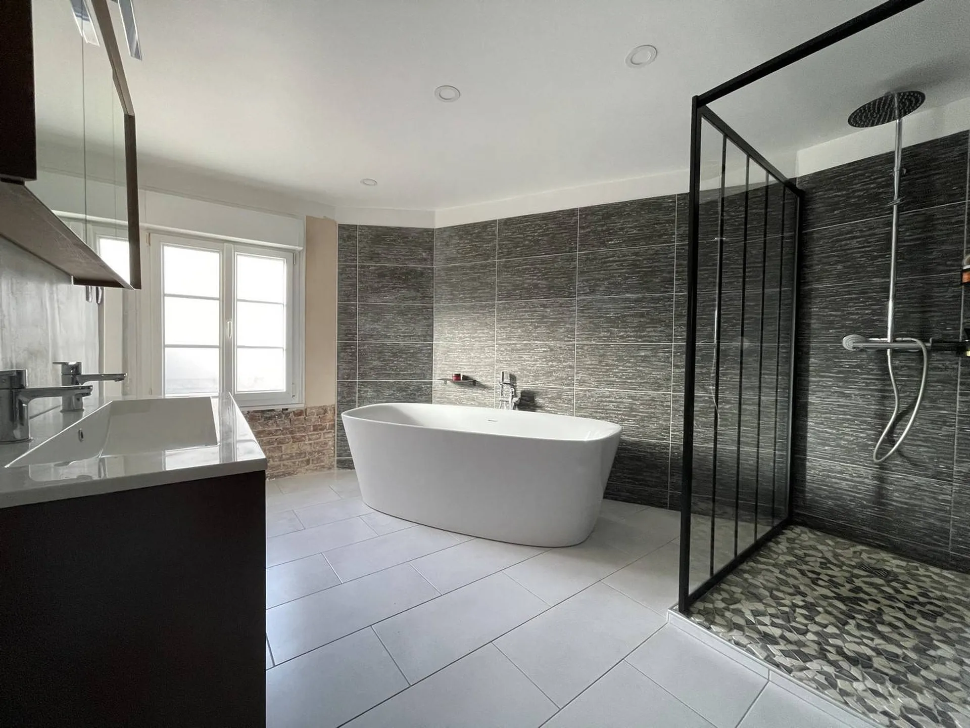 **Maison de Maître avec accès rapide à la plage à vendre** : Située à proximité des plages de Dieppe et Pourville-sur-Mer, offrant un cadre de vie privilégié pour les amateurs de bord de mer.