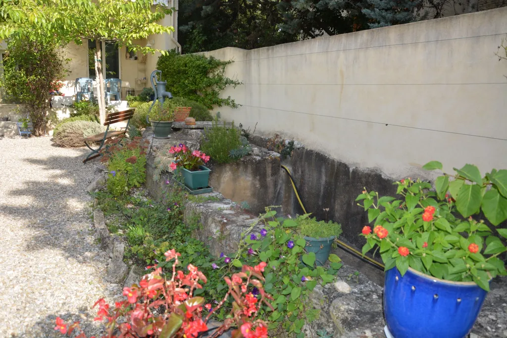 Comtat Vénaissin, maison bourgeoise avec jardin, bassin et piscine à vendre   