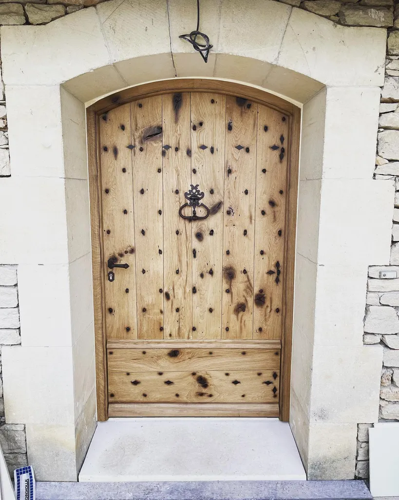 Artisan menuisier pour la fabrication d'une porte d'entrée sur mesure en chêne massif dans une bastide provençale ancienne à Saint-Rémy