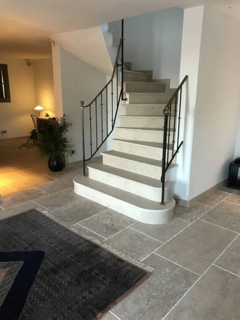 Escalier tournant en pierre naturelle fabriqué dans l'atelier de Francepierre Valliguières entre Uzès, Avignon et Bagnols-sur-Cèze