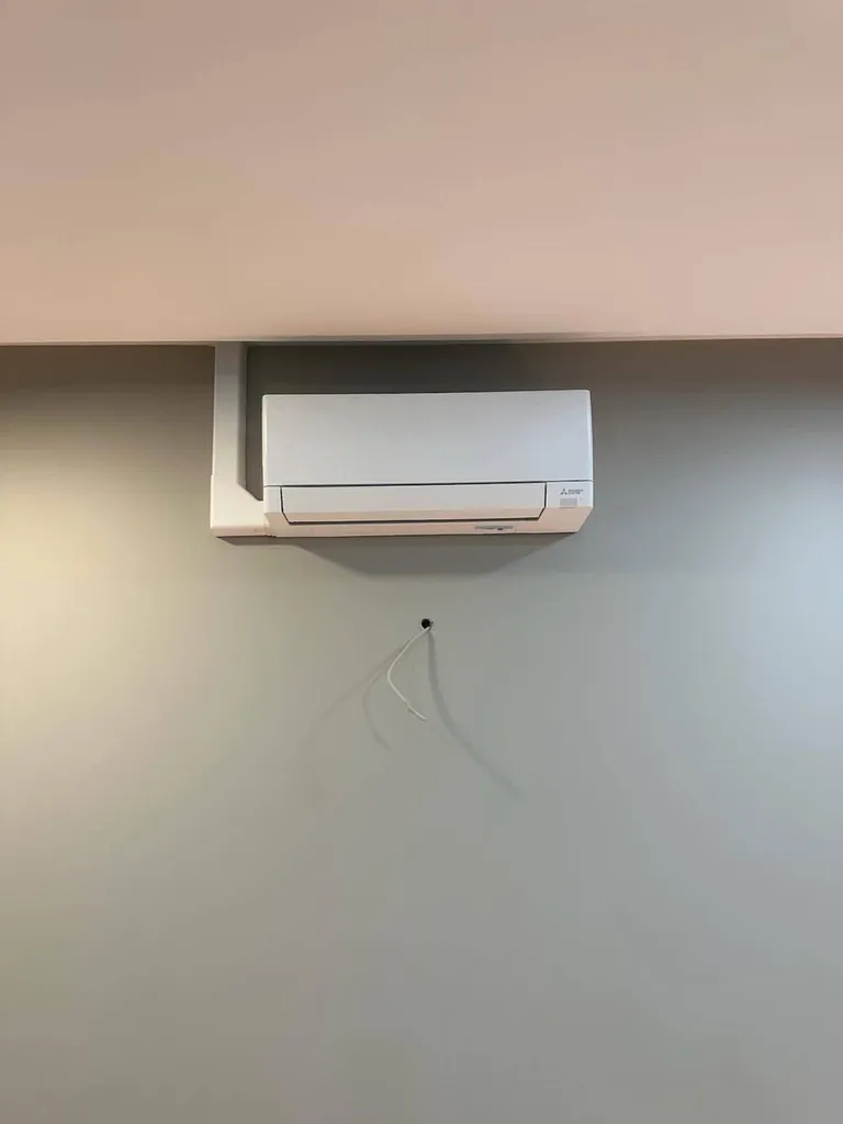 Installation d’une climatisation réversible Split Daikin dans un bureau à Gagny 