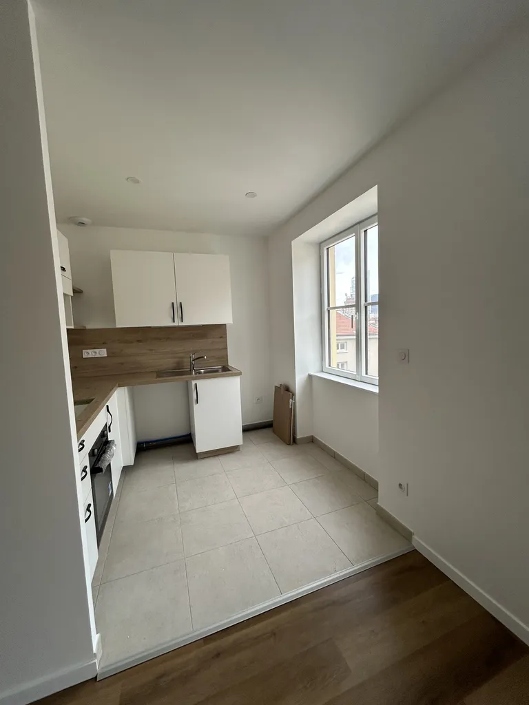 Cuisine rénovée avec aménagement moderne et optimisation de l’espace dans cet appartement à Lyon