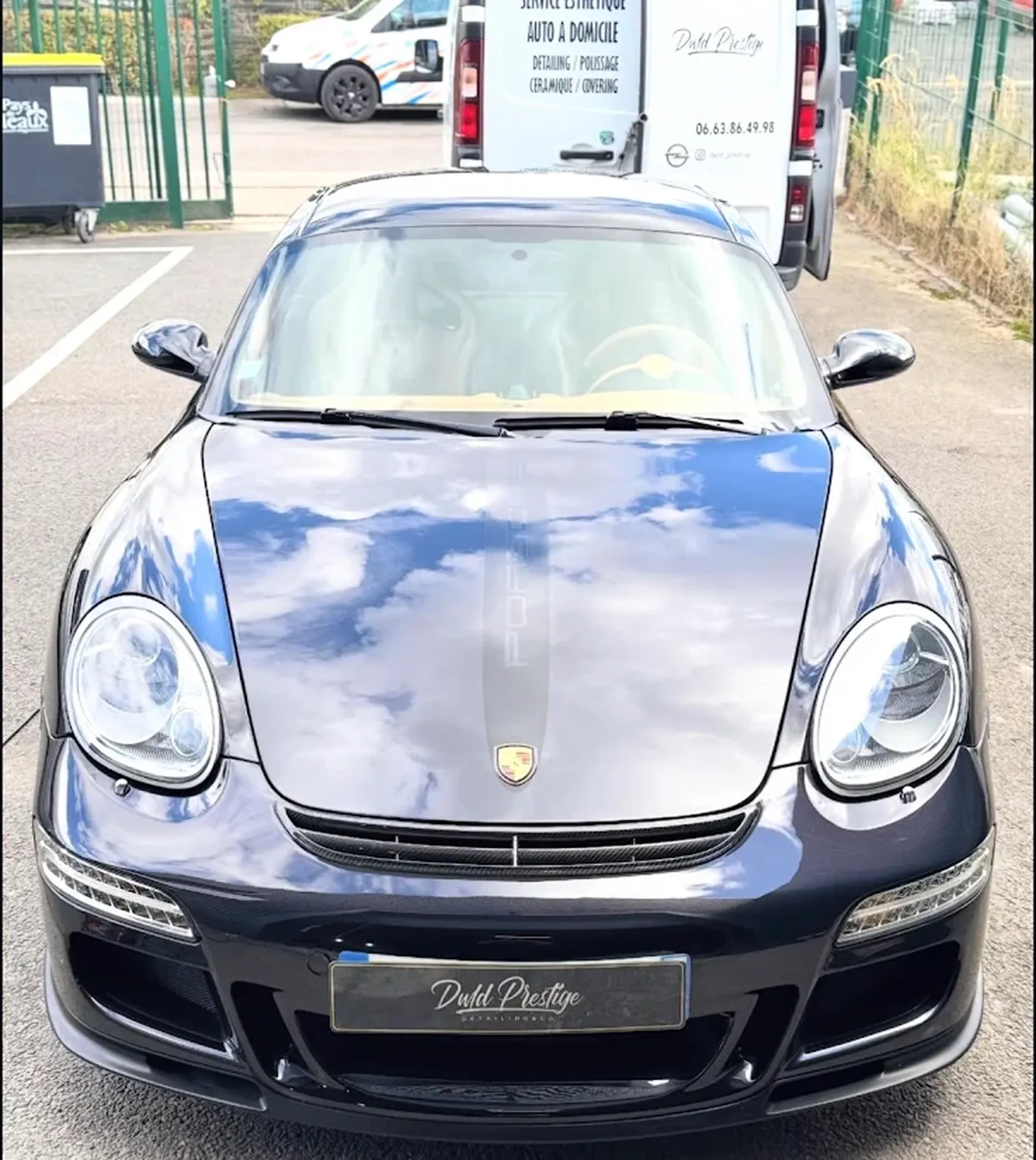 Detailing haut de gamme Porsche Cayman S avec polissage et cire carnauba à Noisy le Grand