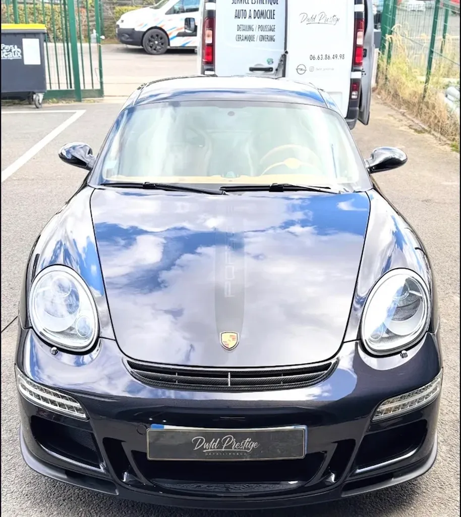 Detailing haut de gamme Porsche Cayman S avec polissage et cire carnauba à Noisy le Grand