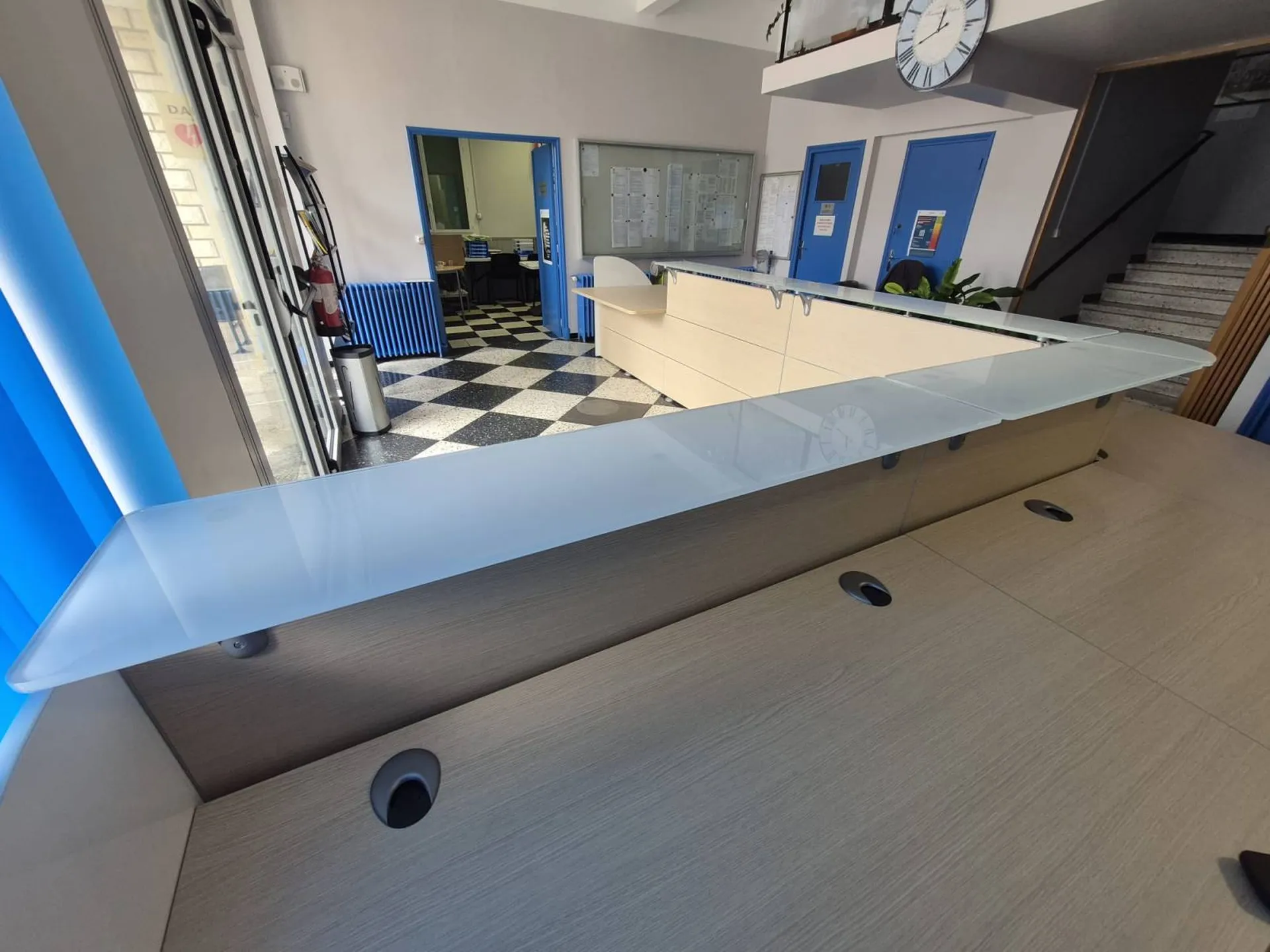 Banque d'accueil sur mesure moderne à Nîmes