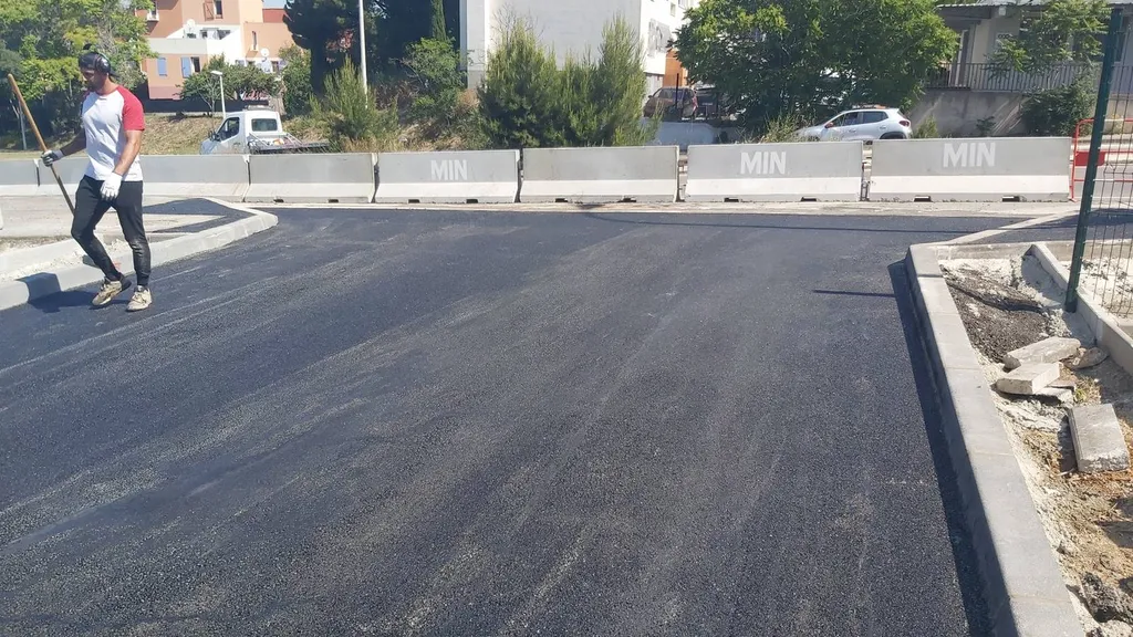 Application d'enrobé de bitume noir dans une entrée de copropriété à Marseille dans les Bouches du Rhône