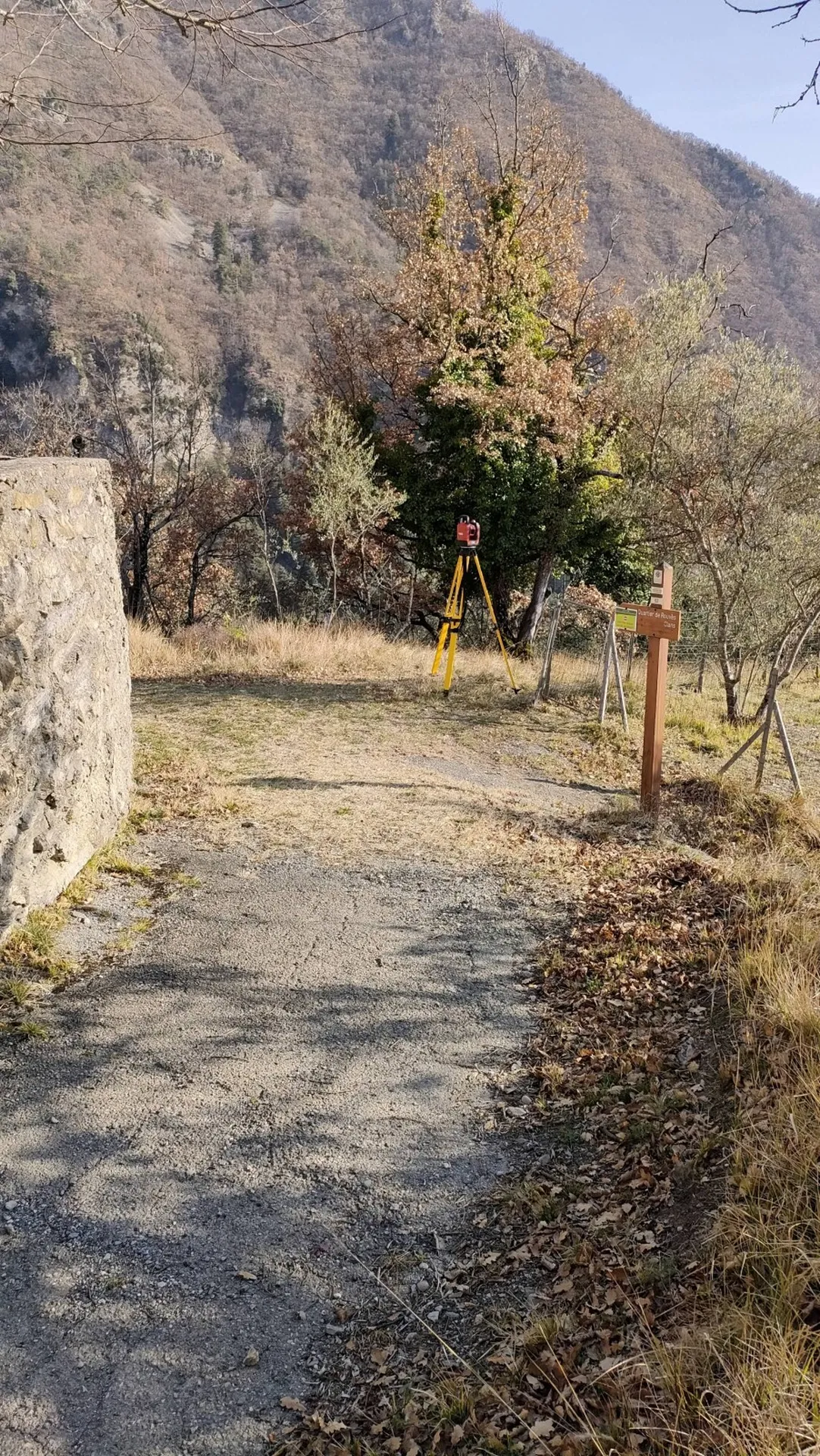 Mise en station pour relevé topographique dans les Alpes Maritimes