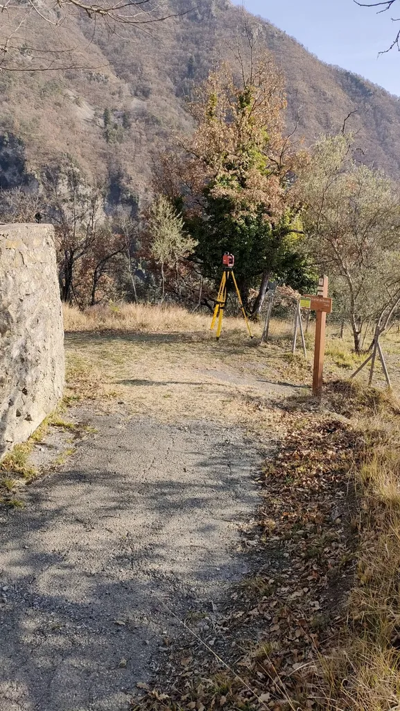 Mise en station pour relevé topographique dans les Alpes Maritimes