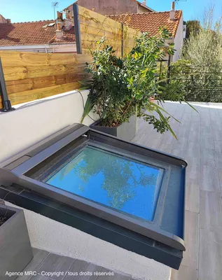 Architecte Paysagiste : création cuisine d'été piscine terrasse à Marseille avec fenêtre de toiture