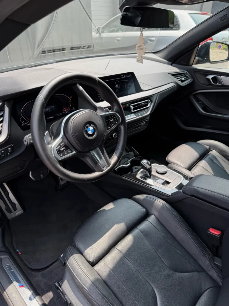 Nettoyage haut de gamme intérieur et extérieur d’une BMW Série 1 Coupé, avec soins techniques et finitions professionnelles à Andrézieux-Bouthéon